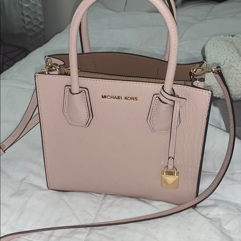 Pale pink Michael Kor’s great condition purse!